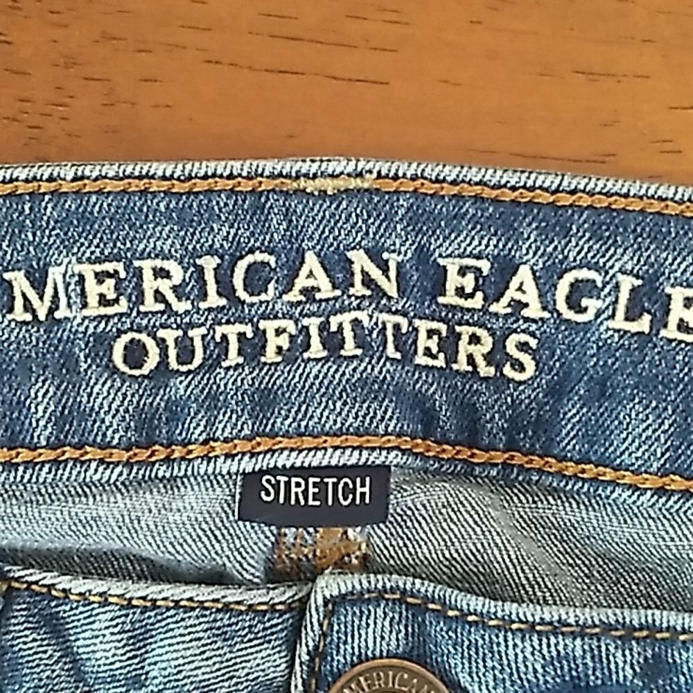 American Eagle Distressed Cropped Stretch Jeans. Size 4 - Picture 10 of 13